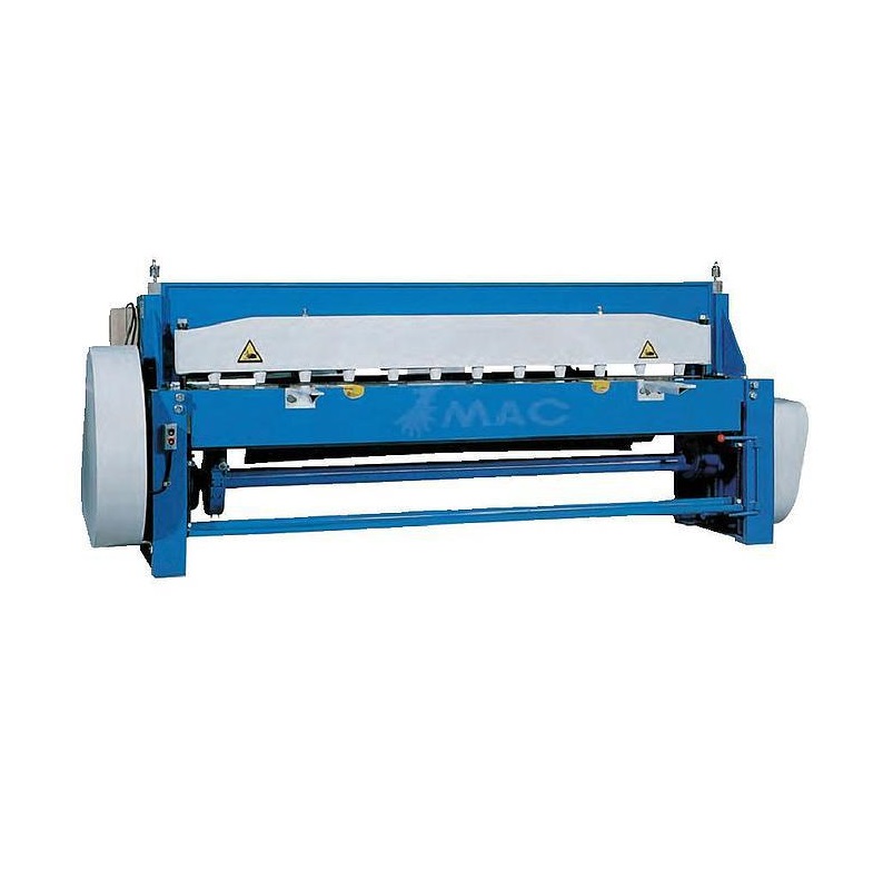 Máy cắt tôn công nghiệp trong môi trường xưởng sản xuất